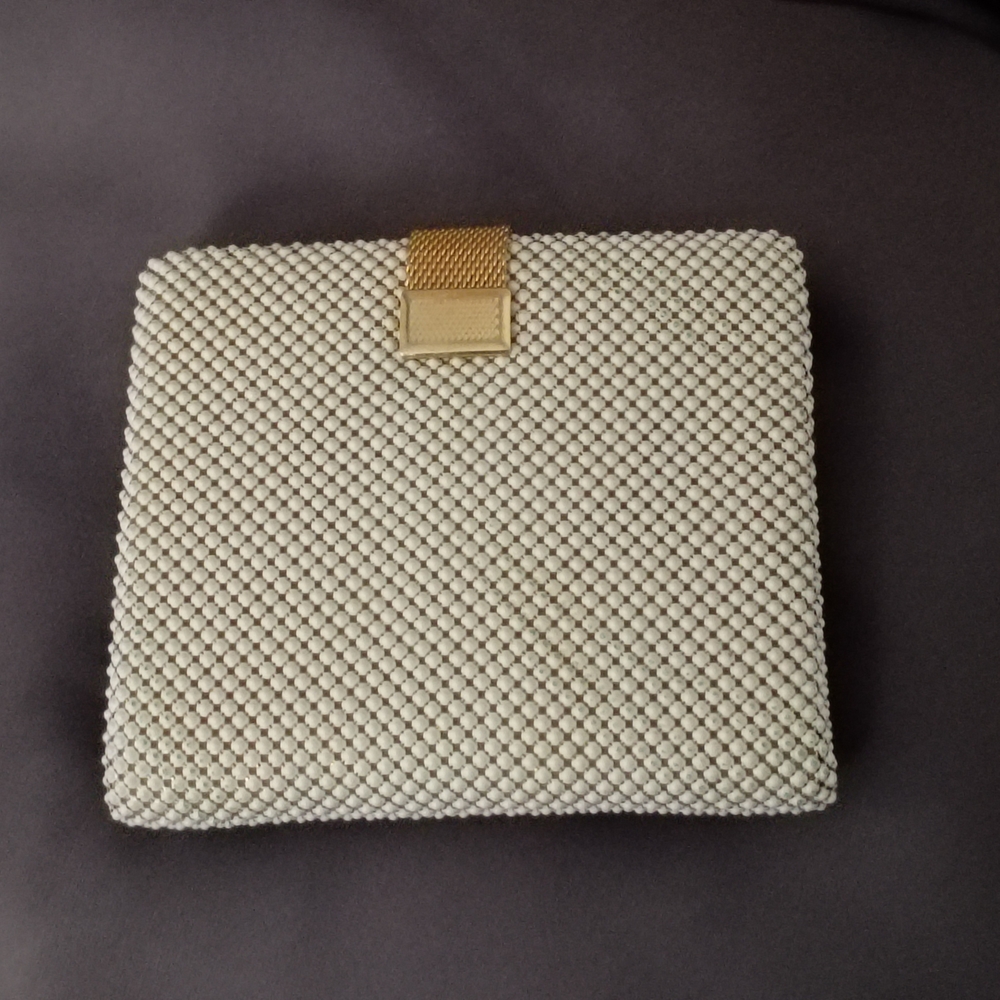 ❤️WHITING & DAVIS WHITE MESH Kisslock ID Billfold Wallet